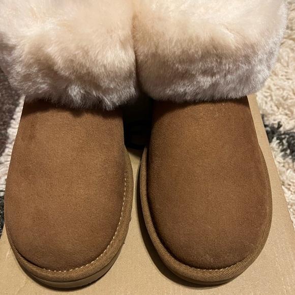 BRAND NEW UGGS IN BOX - Picture 4 of 6